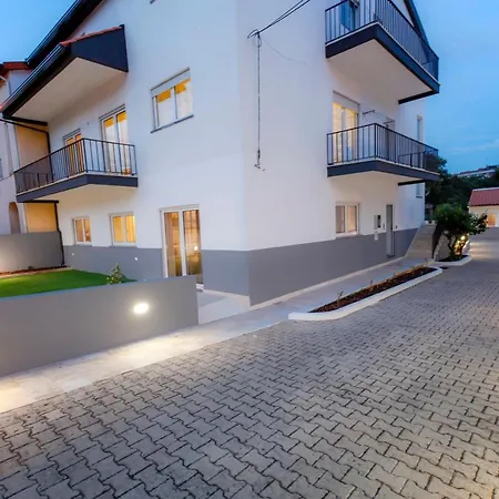 Cozy With Garden Apartment Fatima
