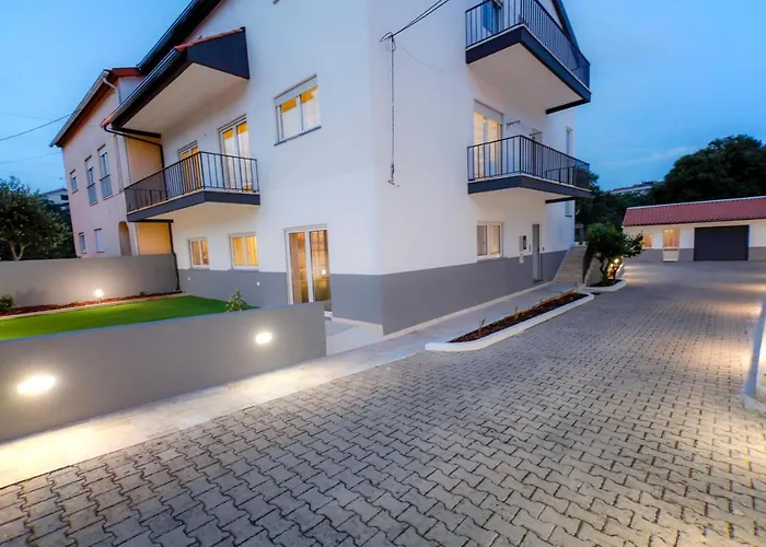 Cozy With Garden アパート ファティマ