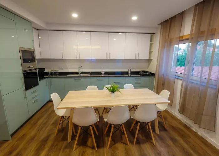 Cozy With Garden アパート